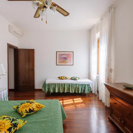 4 Bedroom In Casa vacanze *