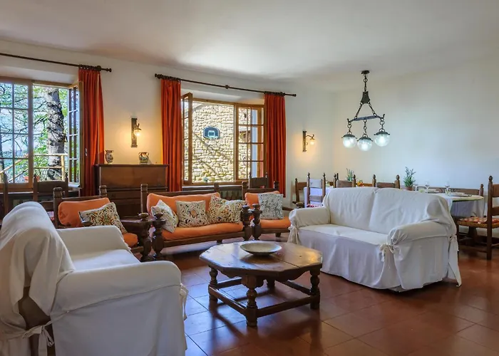 4 Bedroom In Pergola